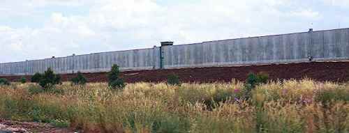 El muro de hormigón en un tramo de los, aproximadamente, 700 kilómetros que ya están construidos.