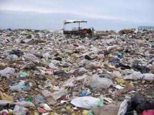 A diferencia de la mayoría de países europeos que optan por la incineración, España prefiere la acumulación de residuos en basureros para su posterior reducción, reciclaje y reutilización. 